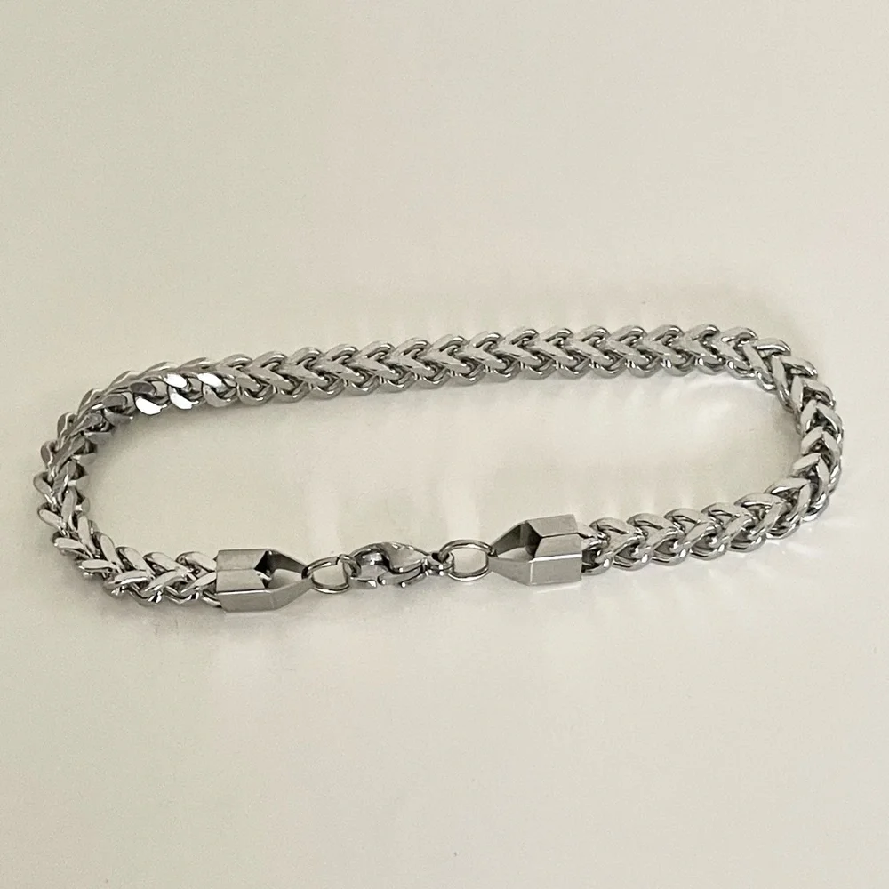 Unisex Silver Tone Lightweight Metal Chain Bracelet 8.25” Inch